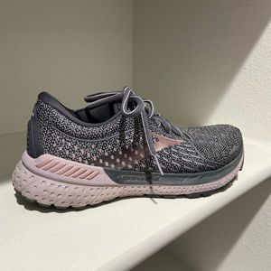 Brooks size 8 running shoes.